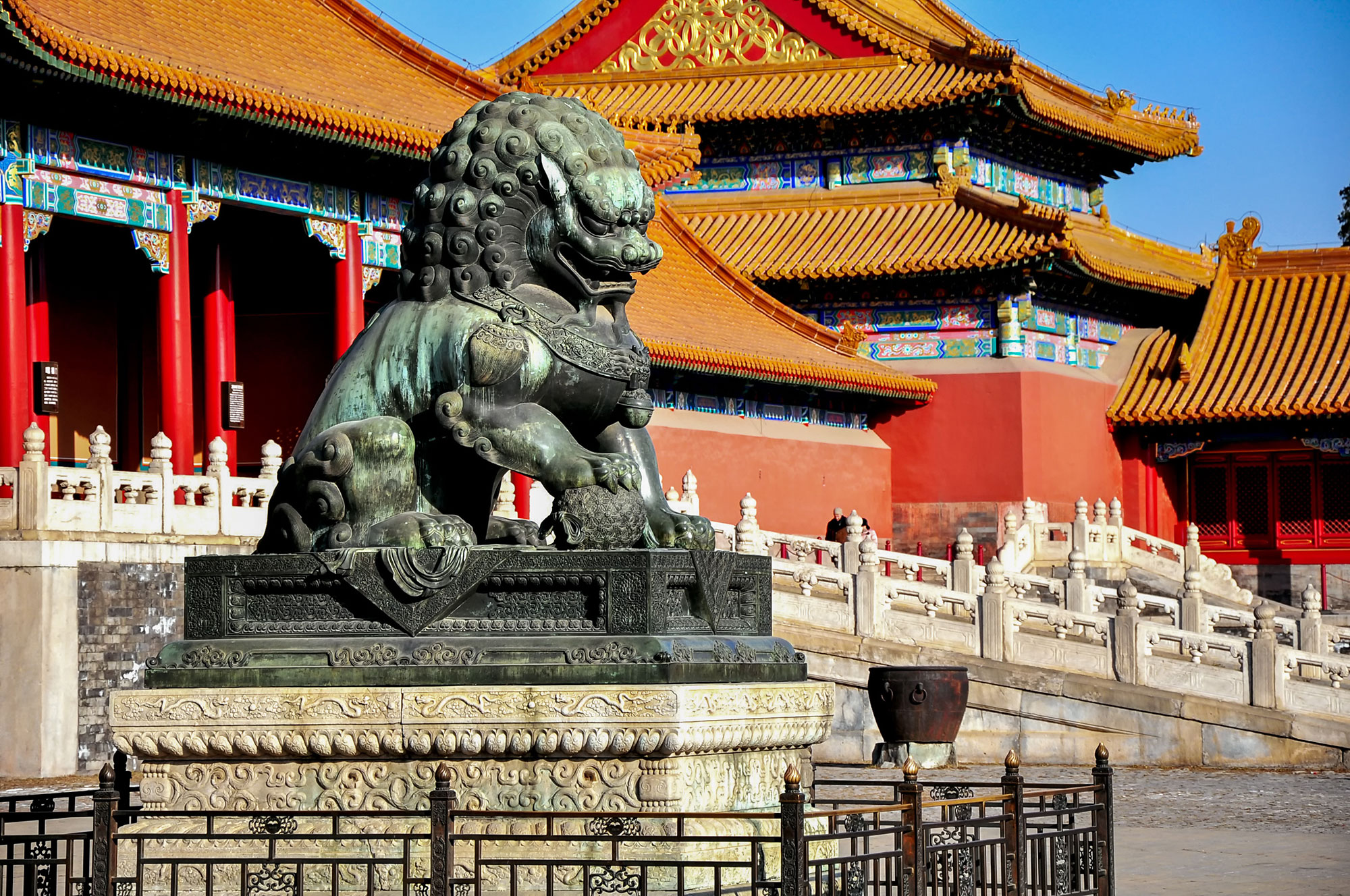a statue of a lion in front of a building