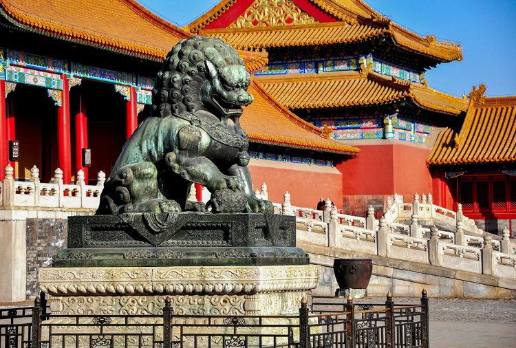 a statue of a lion in front of a building